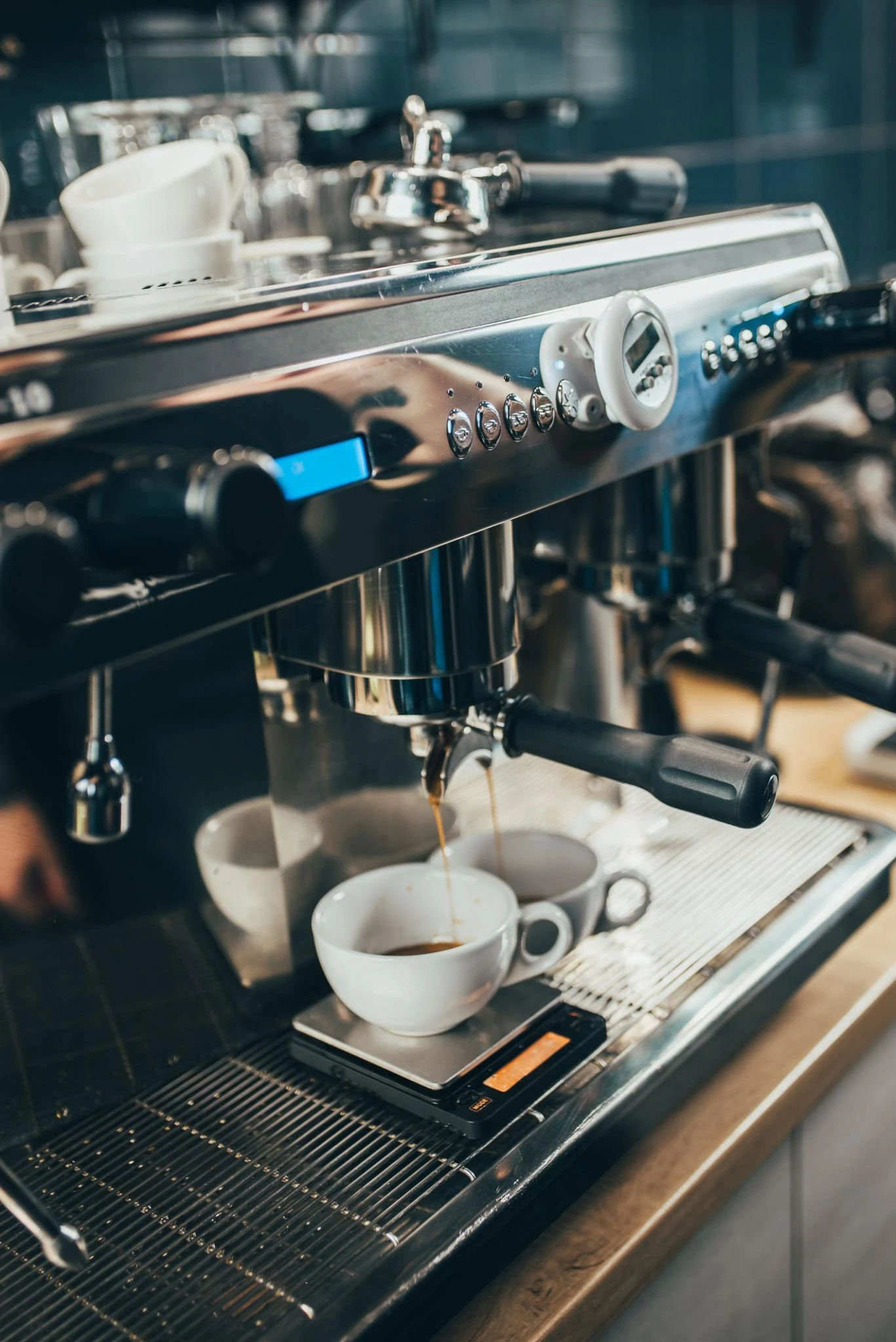 Vì Sao Máy Pha Cà Phê Chuyên Nghiệp Là Thiết Bị Quan Trọng Trong Quán Cafe Hiện Đại?